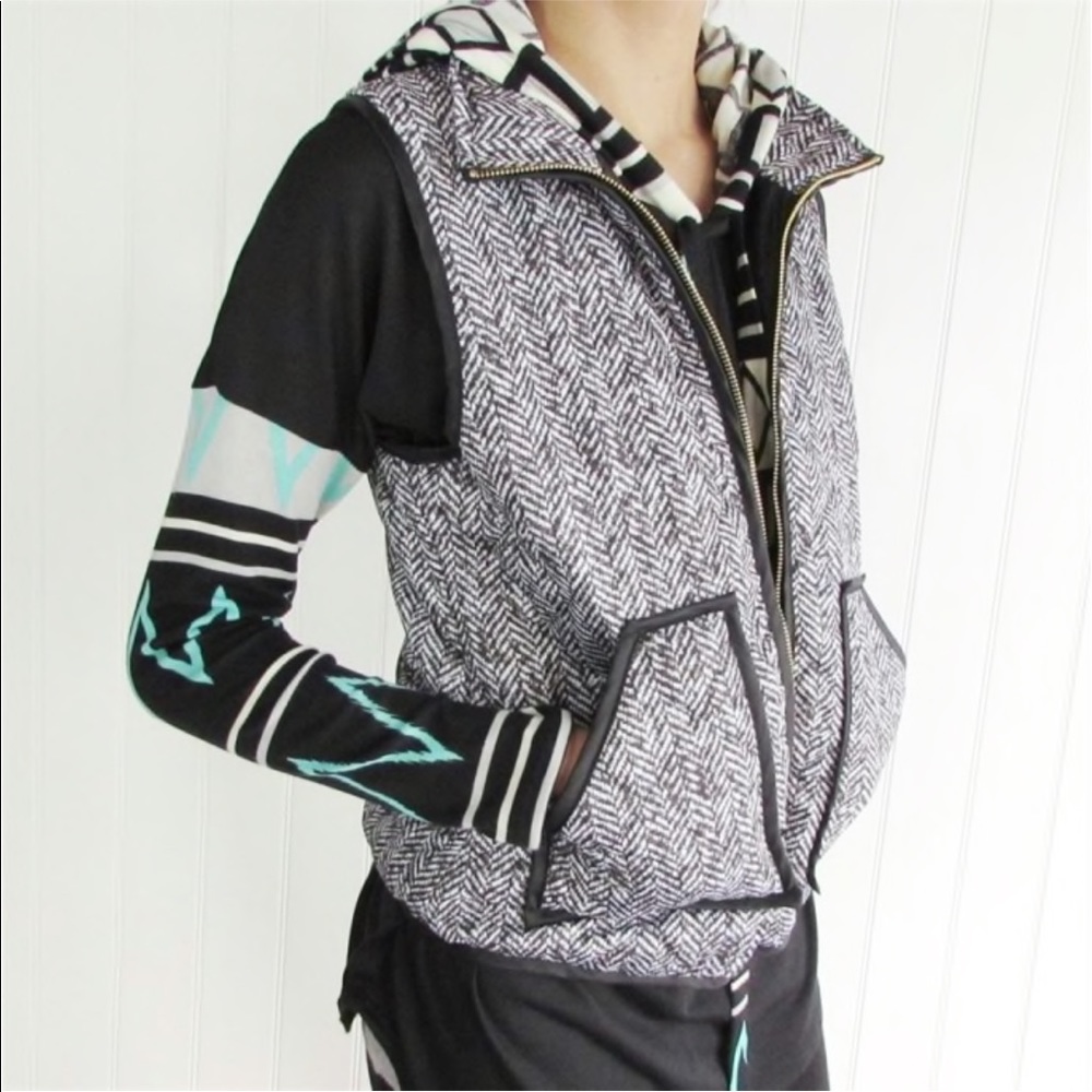 Black-White quasi-lightweight vest